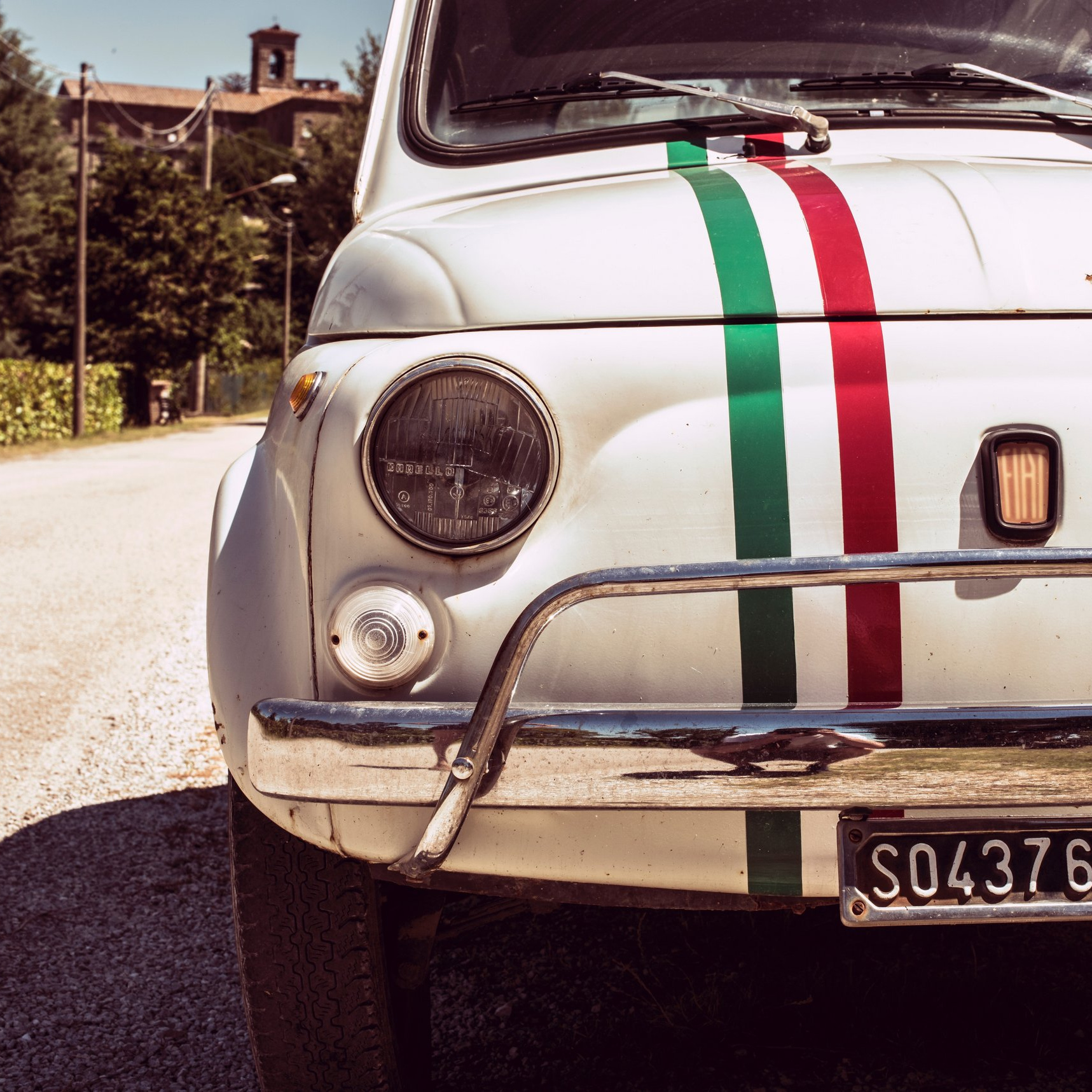 Fiat - Klassik, weiß mit Italienischer Flagge